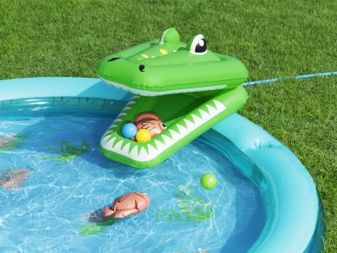 Drachen-Spielplatz mit Rutsche und Sprinkler