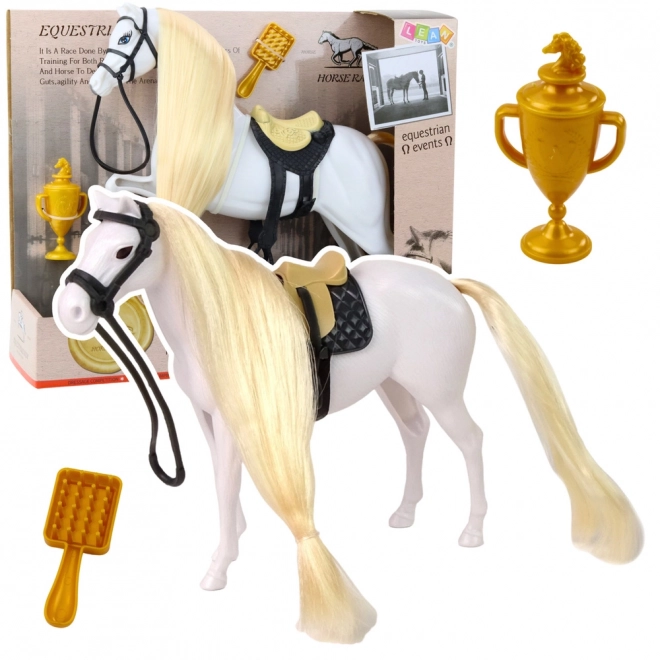 Pferd mit langer Mähne und weißen Accessoires