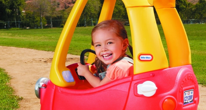 Kleines Tikes Cozy Coupe mit neuen Augen