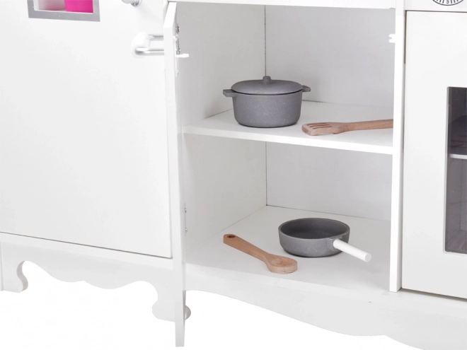 Große Holzküche mit Kühlschrank und Backofen