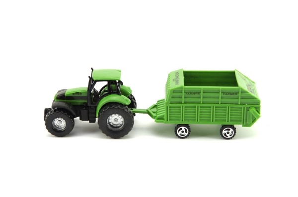 Grüner Traktor mit realistischem Anhänger