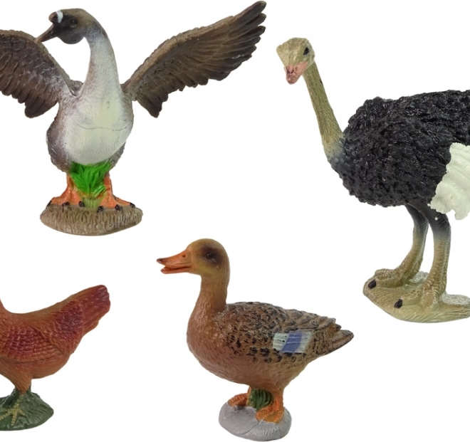 Realistische Geflügelfiguren vom Bauernhof