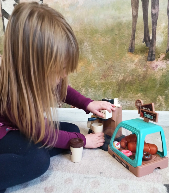 Woopie Spielzeug-Kaffeebar mit Kaffeemaschine und Kuchenvitrine
