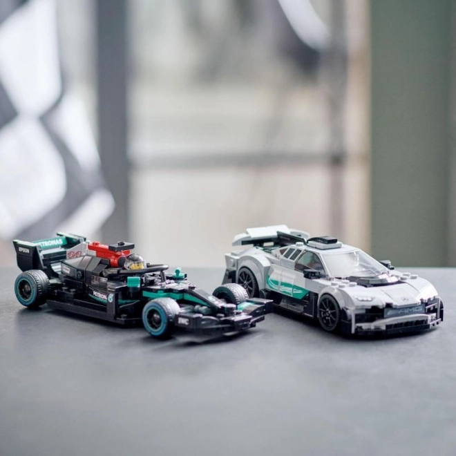 Lego Speed Champions Mercedes-AMG F1 W12 E Performance und Mercedes-AMG ONE Baukasten