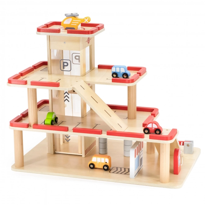 Holzparkhaus mit Aufzug und Fahrzeugen