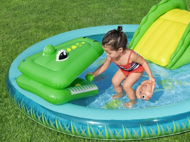 Drachen-Spielplatz mit Rutsche und Sprinkler