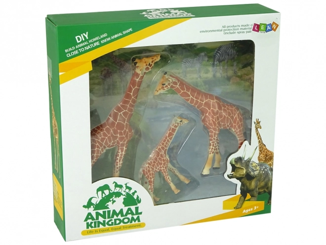 Bildungsfiguren Giraffenfamilie mit Afrika-Hintergrund