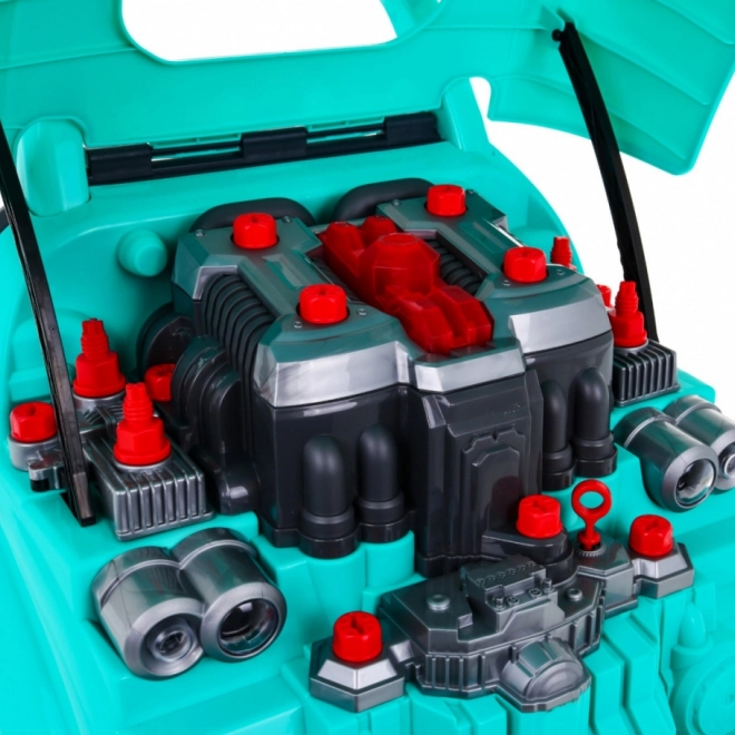 Öffnende Motorhaube und realistischer Motor