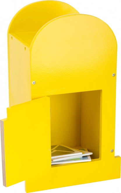 Holzbriefkasten mit Briefen