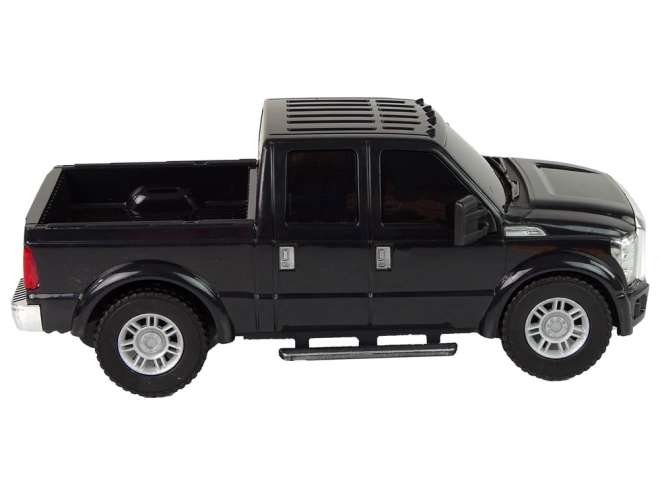 Schwarzer Ford F-350 Pick-Up mit Reibungsantrieb