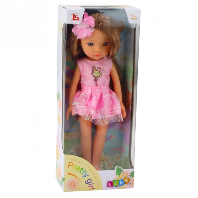 Puppe mit rosa Kleid und braunen Haaren