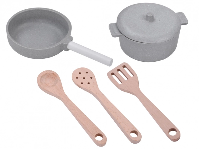 Große Holzküche mit Kühlschrank und Backofen