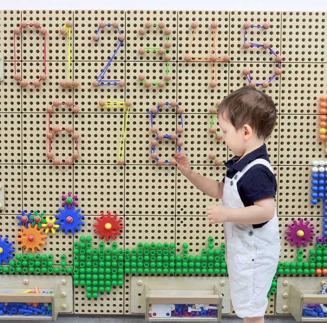 Masterkidz hölzerne frei stehende Tafel STEM in Hausform mit Zubehör