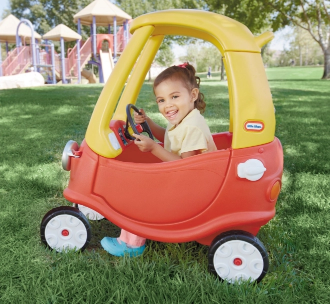 Kleines Tikes Cozy Coupe mit neuen Augen