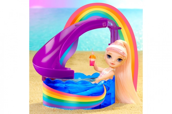 Rainbow High Kleine Schwester Spielset mit Pool