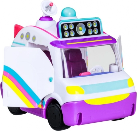 Öffnende Türen und detailreiches Interieur