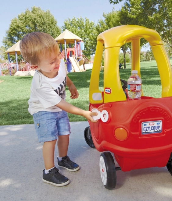 Kleines Tikes Cozy Coupe mit neuen Augen