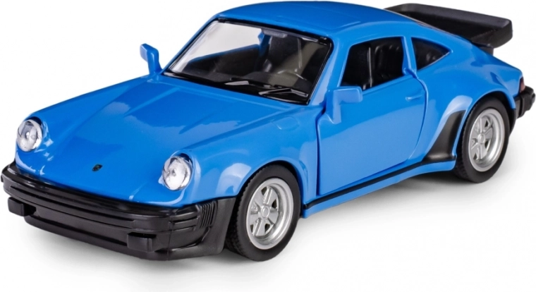 Öffnende Türen und detailliertes Interieur