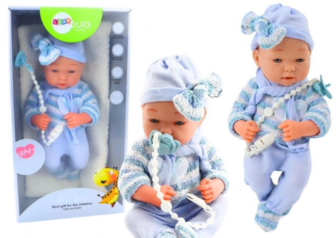 Babypuppe mit Streifenpullover, Mütze und Schal in Blau