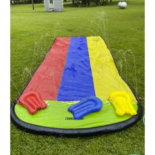 Wasserrutsche mit Fontäne für Kinder