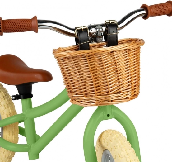 Praktischer Weidenkorb und stilvolle Details