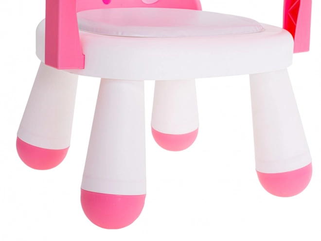 Kleiner rosa Hochstuhl und Tisch zum Füttern und Spielen