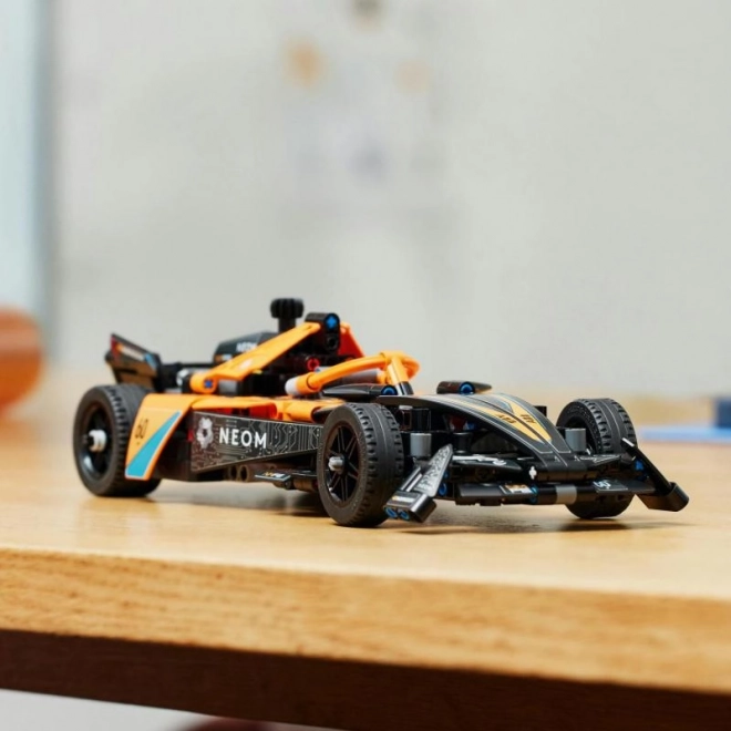 LEGO Technic NEOM McLaren Formel E Rennwagen