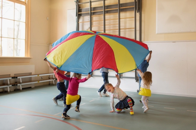 Spiel-Fallschirm mit Bällen