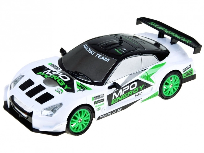 Ferngesteuertes Driftauto mit pylonen