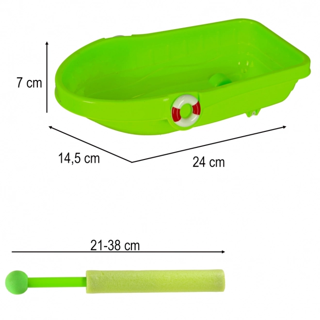 Kinderboot mit Sandspielzeug und Wasserpistole