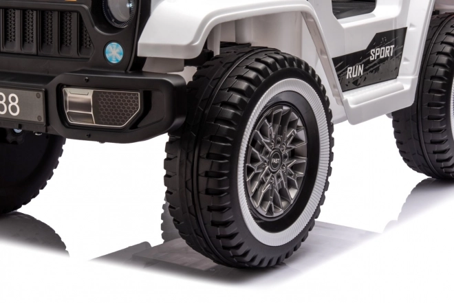 Weißer Offroad-Wagen Mountain