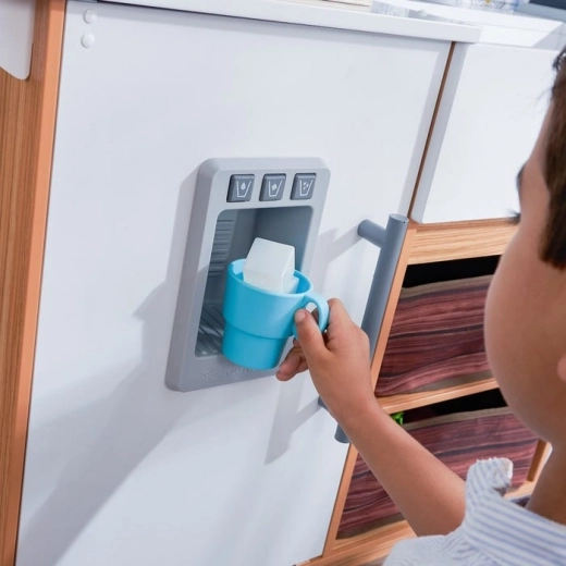 Eiswürfelspender im „stylischen Kühlschrank“