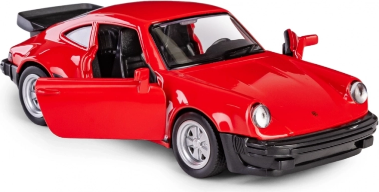 Öffnende Türen und detailgetreues Interieur