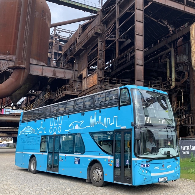 Dreiachsiger Doppeldeckerbus in Blau mit Friktionsantrieb