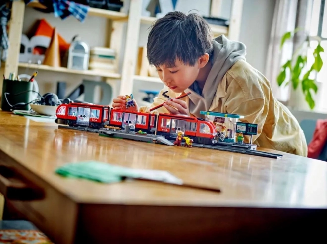 LEGO City Straßenbahn mit Haltestelle