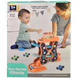 Mehrstöckige Autorennbahn mit Autos für Kinder