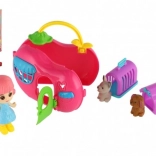 Puppe mit tragbarem Häuschen und Haustieren