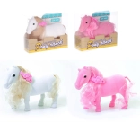 Pferd mit dekorativer Spange