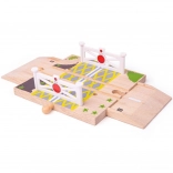 Hölzerner Bahnübergang mit Toren für Holzeisenbahnen