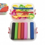 Set aus Modelliermassen und Ausstechformen in Plastikbox