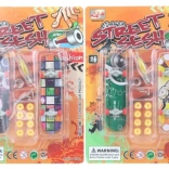 Set aus verschraubbaren Kunststoff-Skateboards mit Zubehör, Mix verschiedener Ausführungen