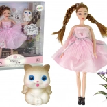 Puppe Emily mit Zöpfen, Kätzchen und Blumen