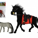 Spielzeugpferd mit Sattel und Fohlen