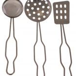 Bunte Metalltöpfe und Küchenutensilien