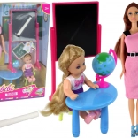 Lehrerin mit Schüler, Schulset mit Tafel und Globus