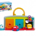 Garage für Spielzeugautos mit drei Autos und Zubehör