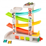 Rennbahn mit Parkplatz und Garagen