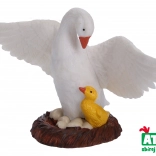 Figur einer Gans mit Küken