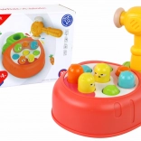 Kinderspiel Whac‑a‑Mole bunte Möhre mit Hammer