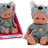 Kleine Babypuppe im grauen Koala-Outfit mit Mützchen
